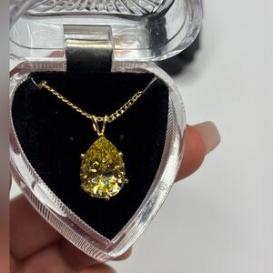 Elegant Gold Pendant Necklace